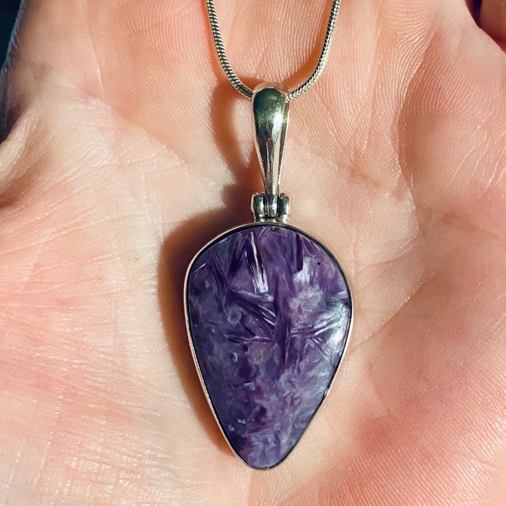 BEAUTIFUL VINTAGE NATURAL CHAROITE PENDANT NECKLACE